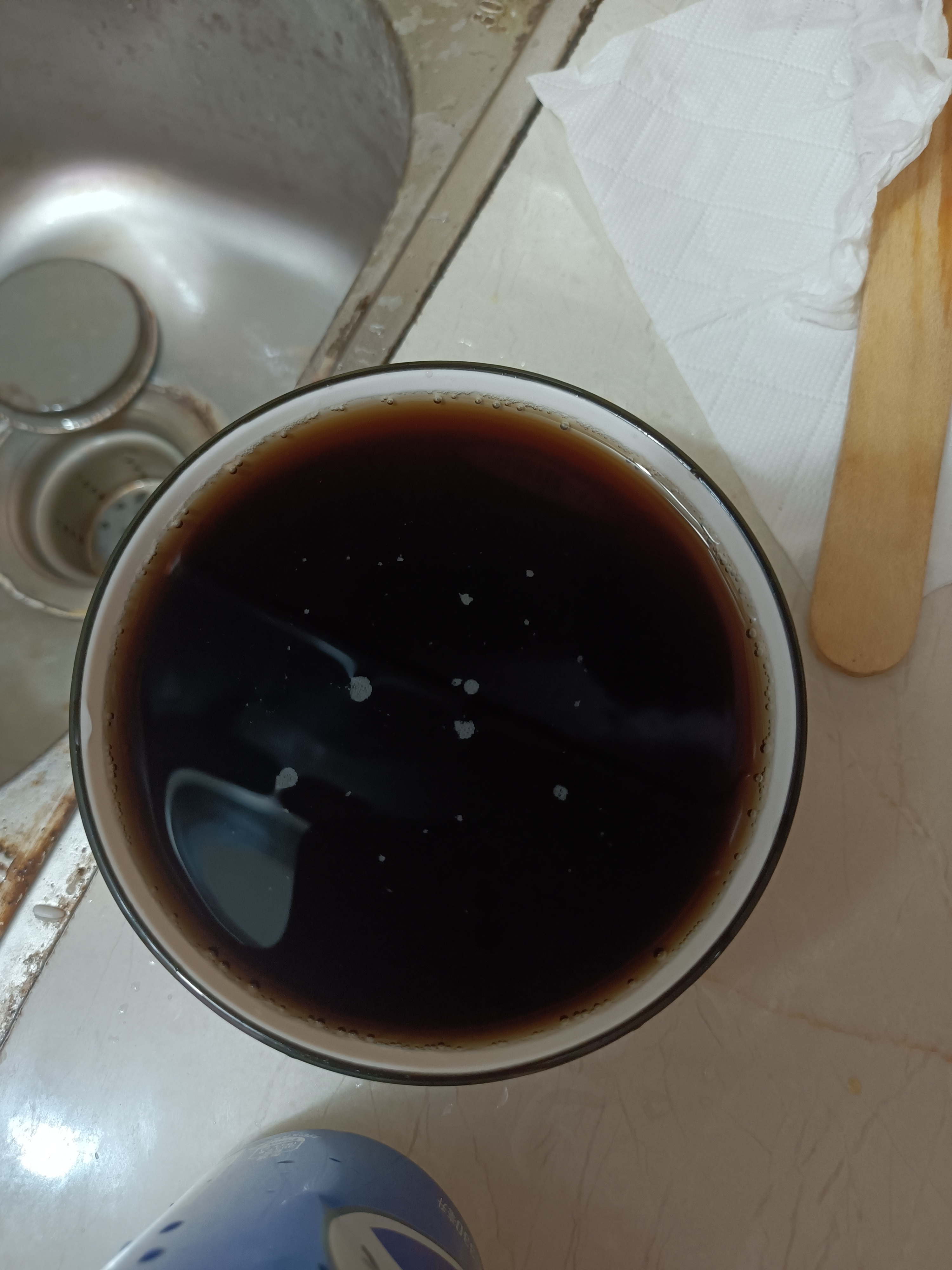 哈哈哈,我嫌弃可乐瓶不干净,就把可乐都倒进碗里了,这样我可以放心