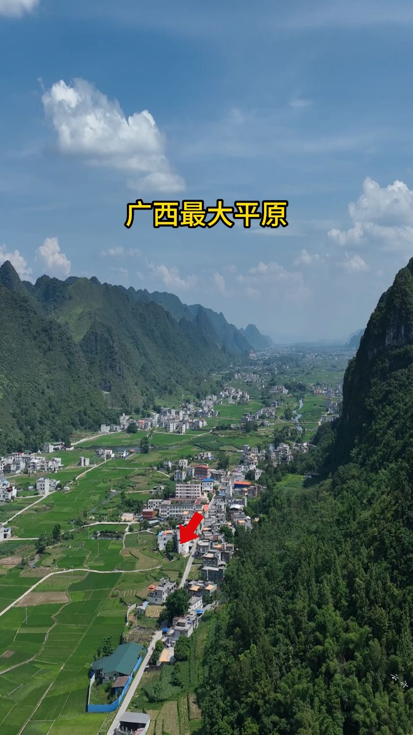 这是广西最大的平原,一条小溪从中间流过,交通便利自给自足