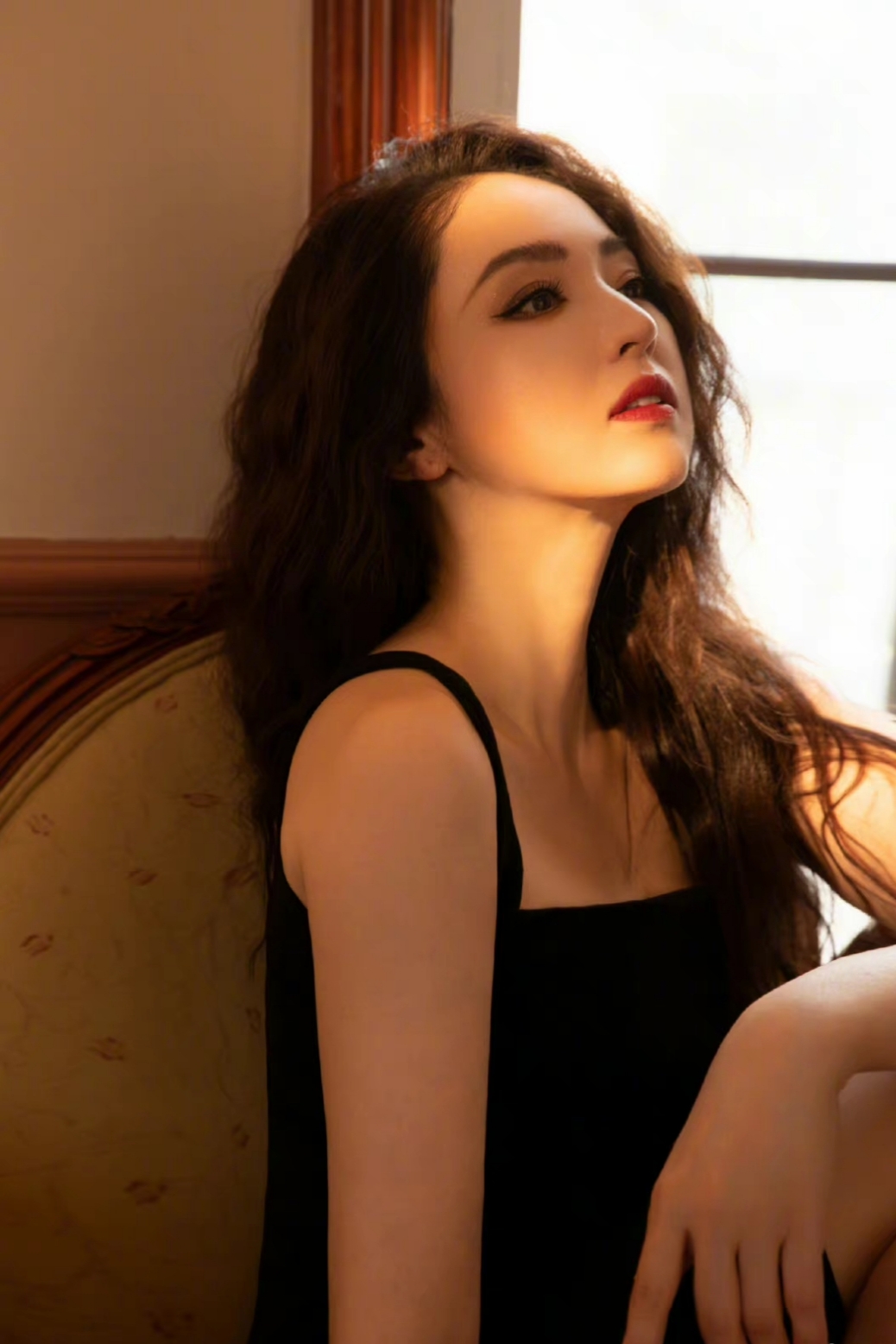 董璇黑裙写真大赏,吊带勾勒曼妙身姿,红唇波浪发尽显婀娜风情