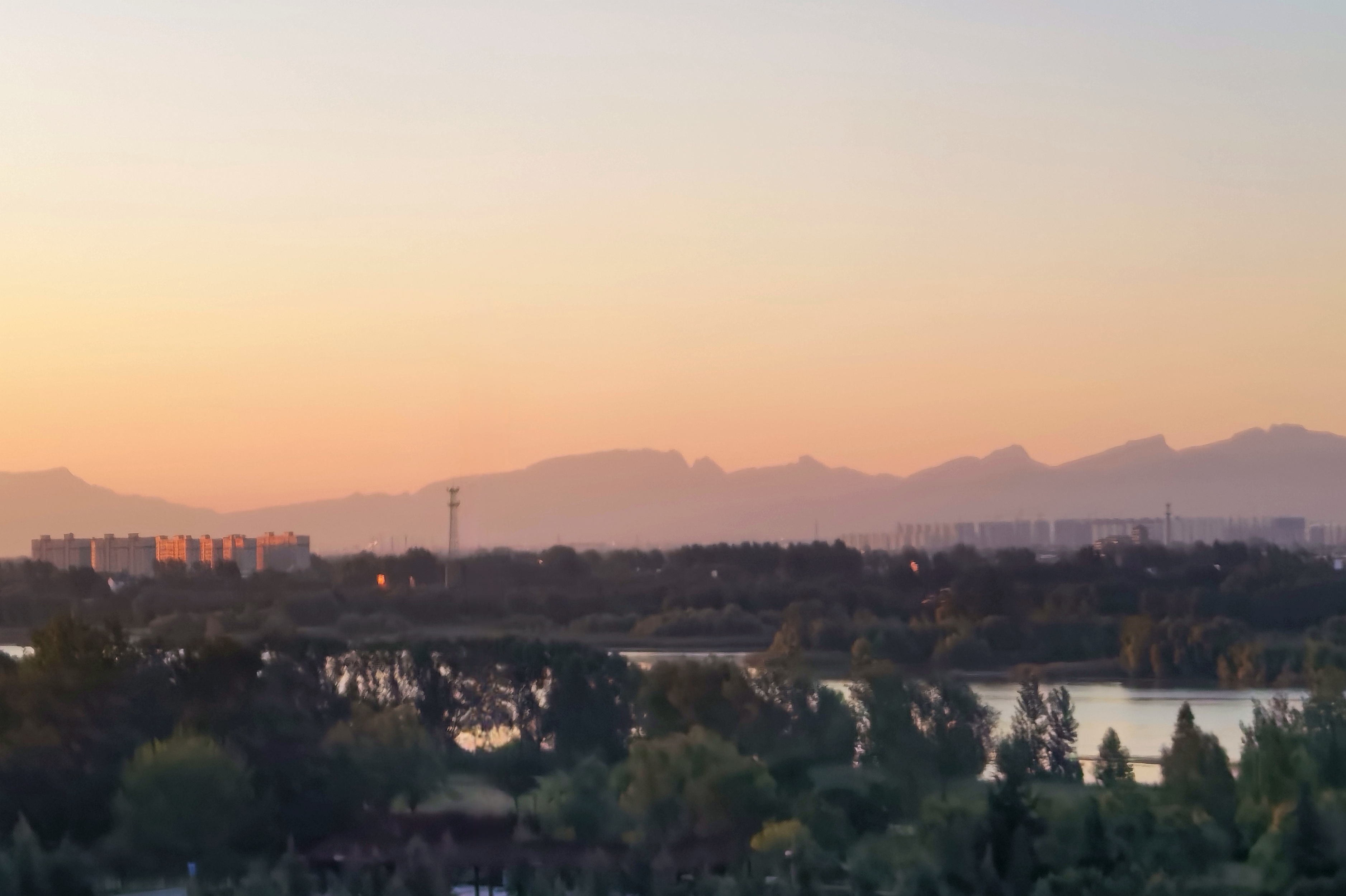 的南山,洛阳的龙门山,洛阳的万安山如横卧在大地上的巨龙,在晨阳的