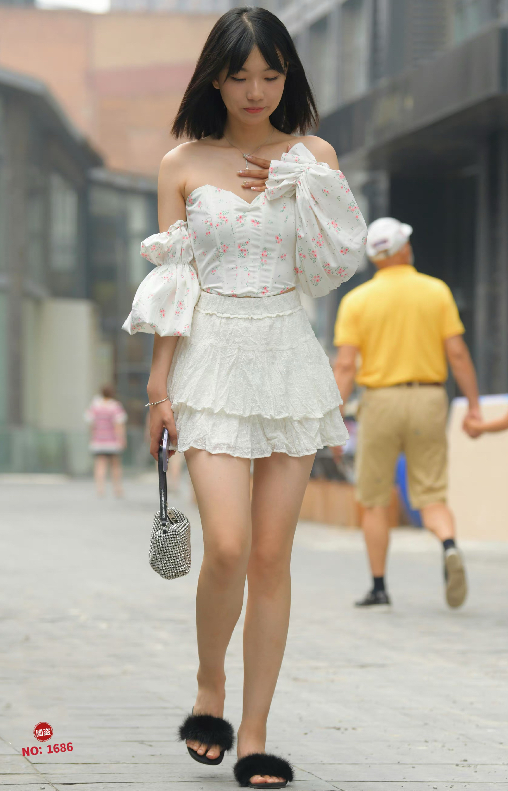 女孩喜欢短裙,穿上显得腿长,又有活力.女性穿短裙,独立又自信,真好看!