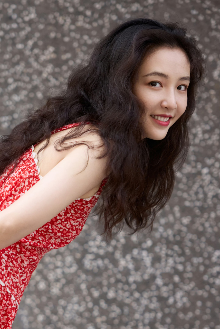 吴倩,粉红色碎花吊带连衣裙,随意的美!