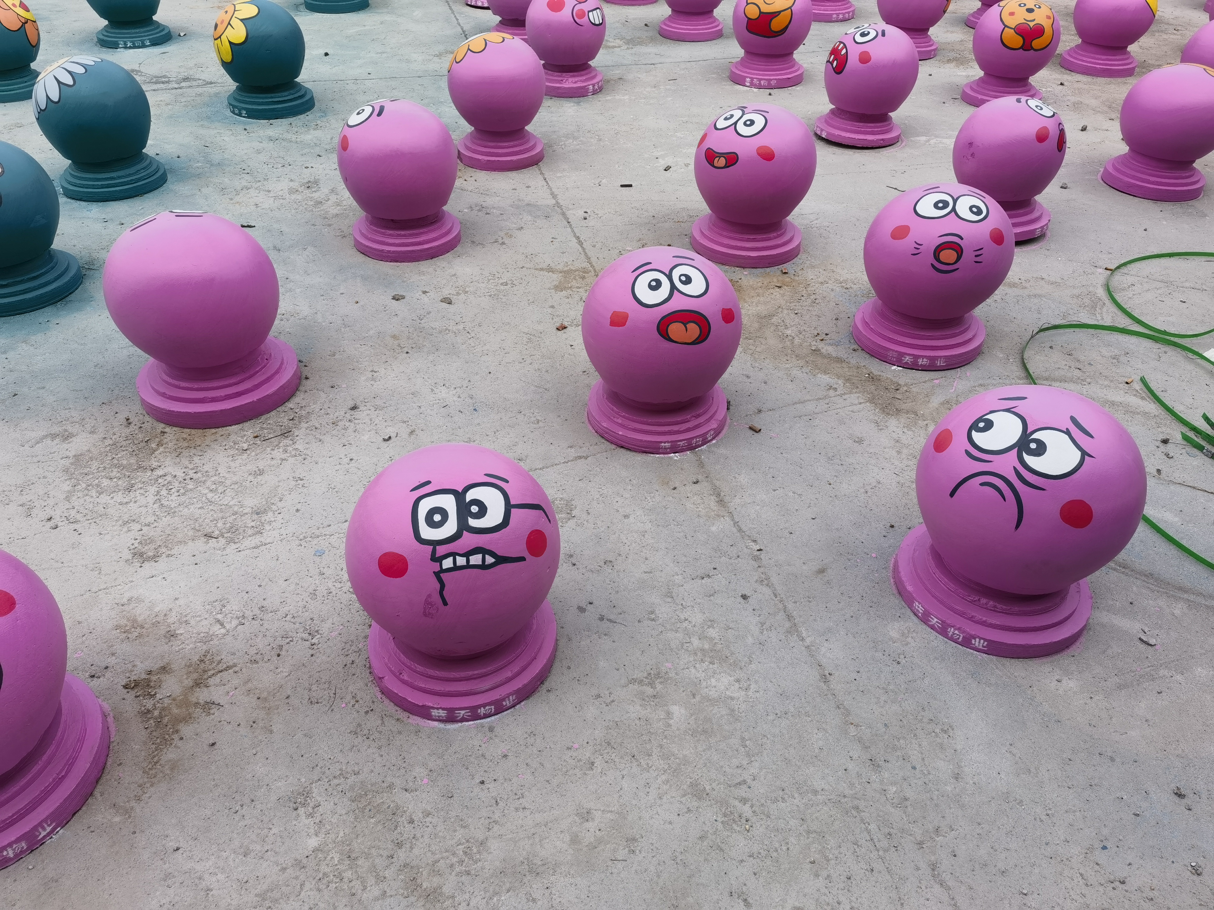 石球,挡车球,花岗岩车止石,隔离墩,路障球,石材圆球彩绘涂鸦