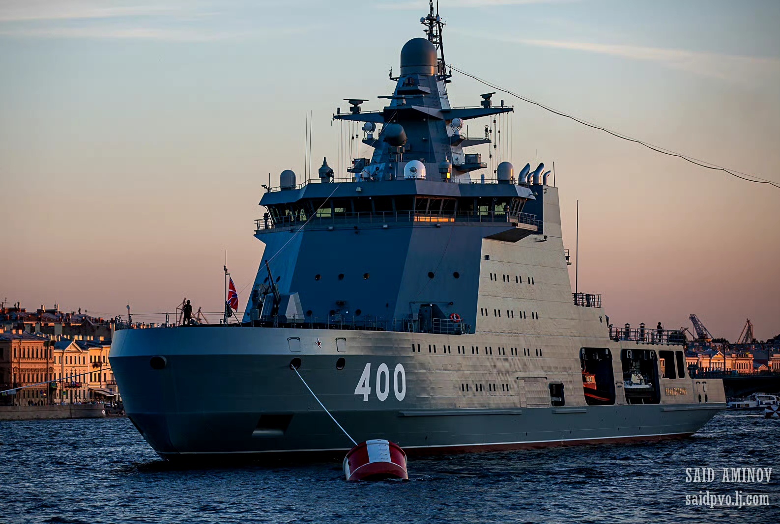 参加俄罗斯海军节阅兵式的23550型多功能破冰巡逻舰"伊万·帕帕宁"号