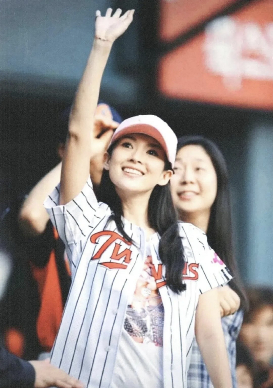 2009年的章子怡棒球开球,小肚子肉肉的好性感,就喜欢肥瘦皆宜的美人.