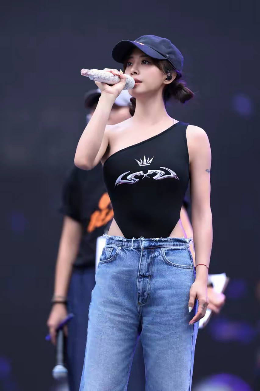 蔡依林晒出一组美图,一条蓝色牛仔阔腿裤配浅色运动鞋,好酷呀!