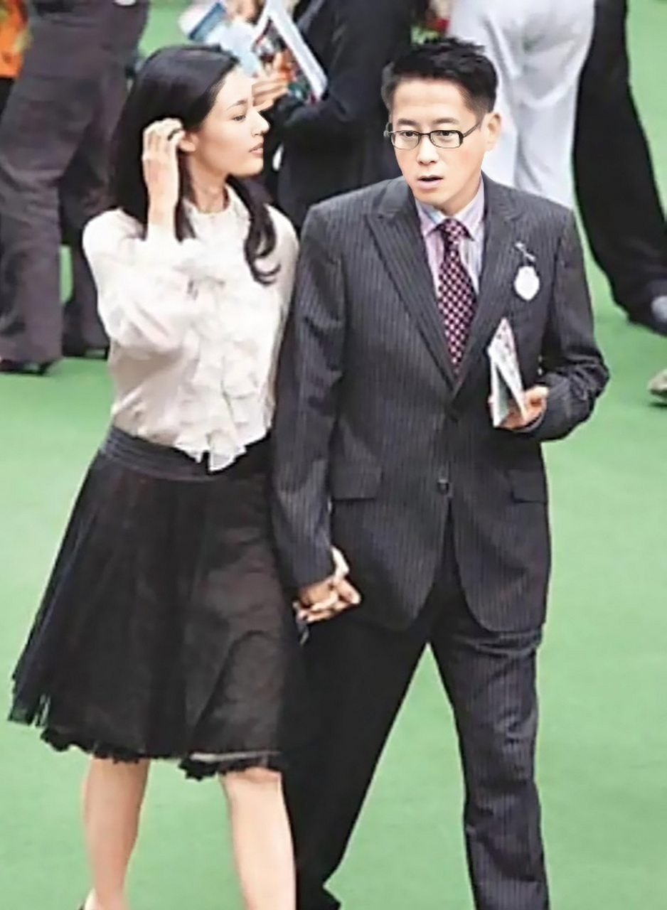 当年李嘉欣和许晋亨在散步时情不自禁地热吻起来,如胶似漆,两人难舍难