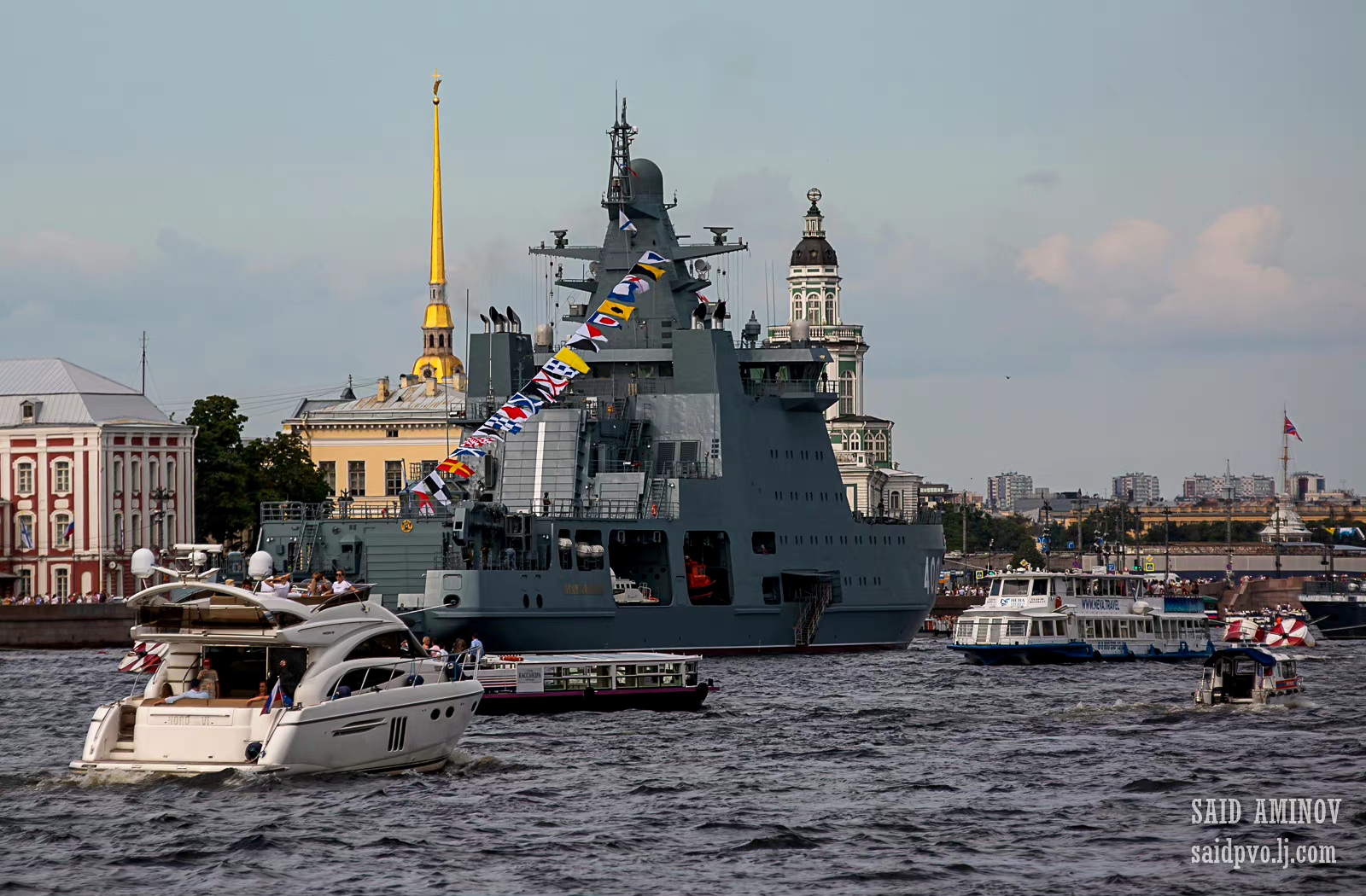 参加俄罗斯海军节阅兵式的23550型多功能破冰巡逻舰"伊万·帕帕宁"号