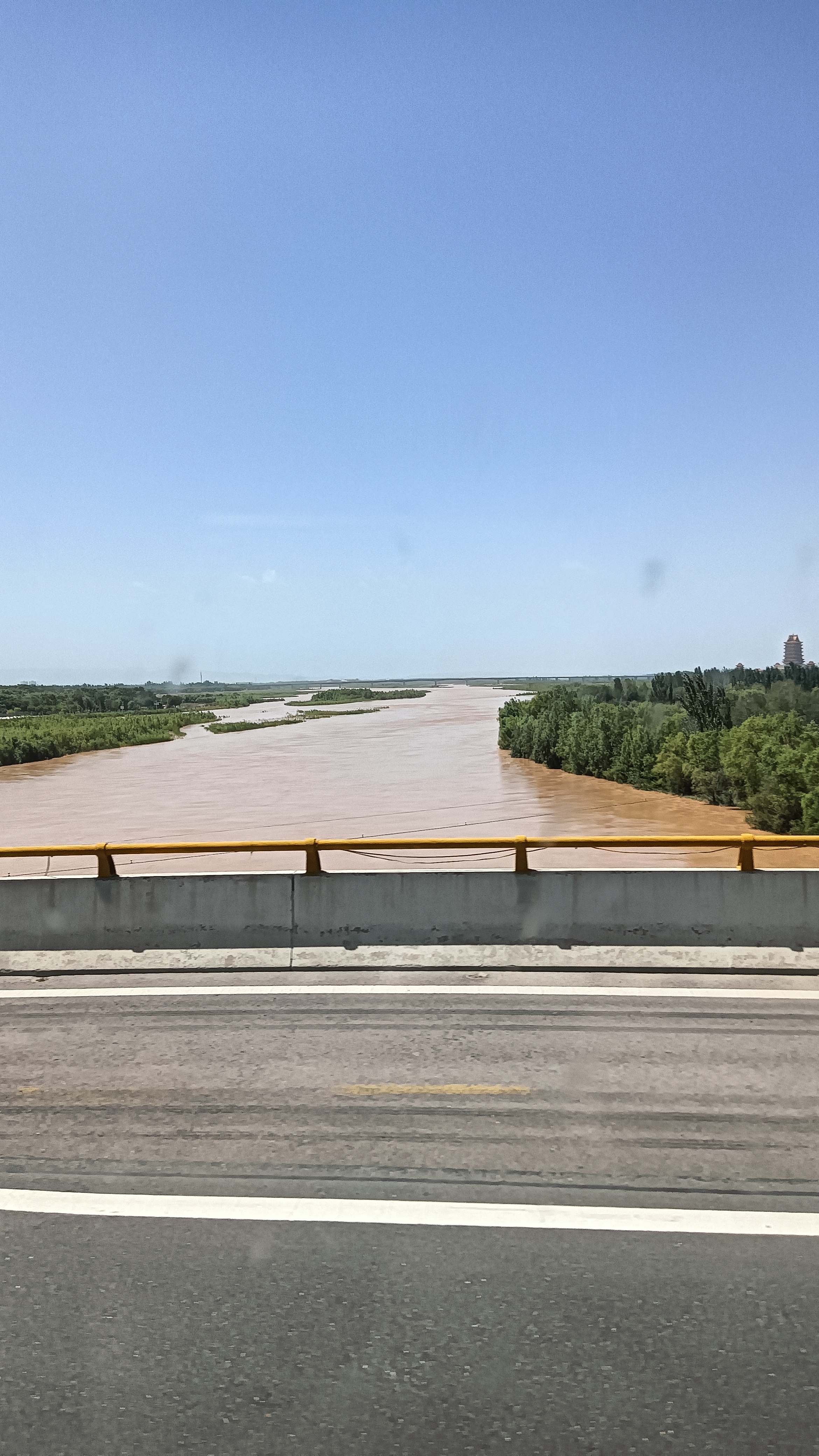 经过难得的几天连续阴雨天之后,今天天空终于