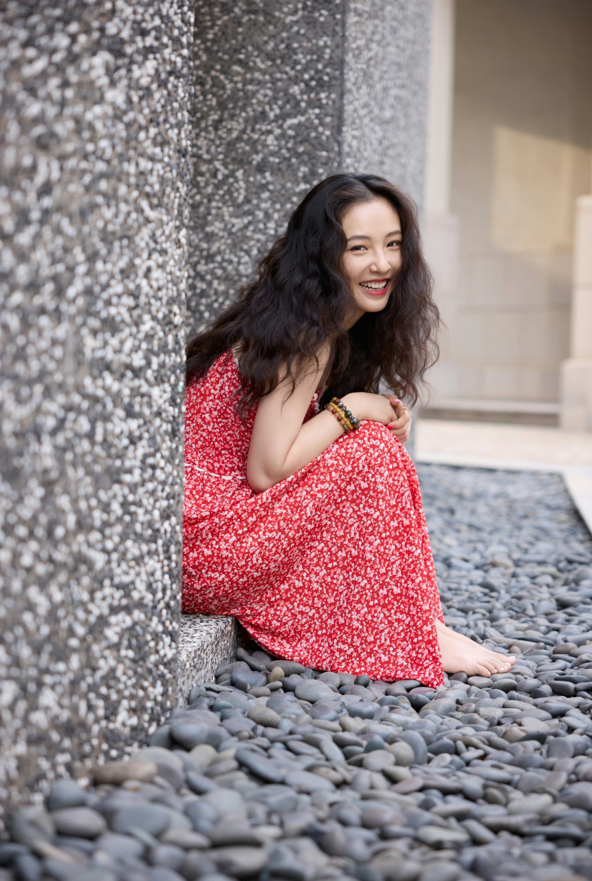 吴倩,粉红色碎花吊带连衣裙,随意的美!