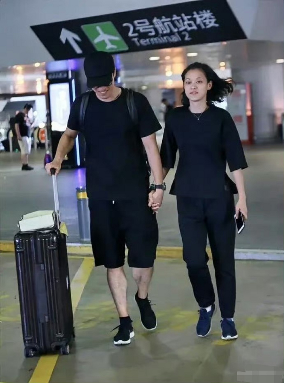 刘翔与现任妻子一同出行,那紧紧相牵,从未分开的手,满溢着深厚的感情.