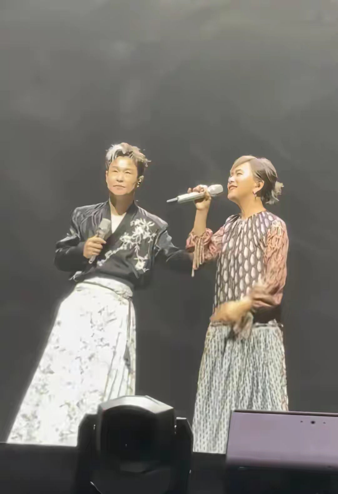 陈明现身小沈阳演唱会助阵56岁的她头发花白驼背像老奶奶歌声动听