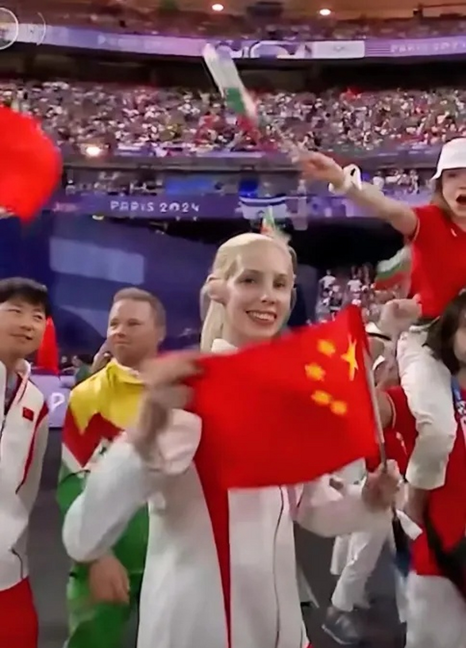 在巴黎奥运会闭幕式的欢庆氛围中,一位金发碧眼的美女格外引人注. .