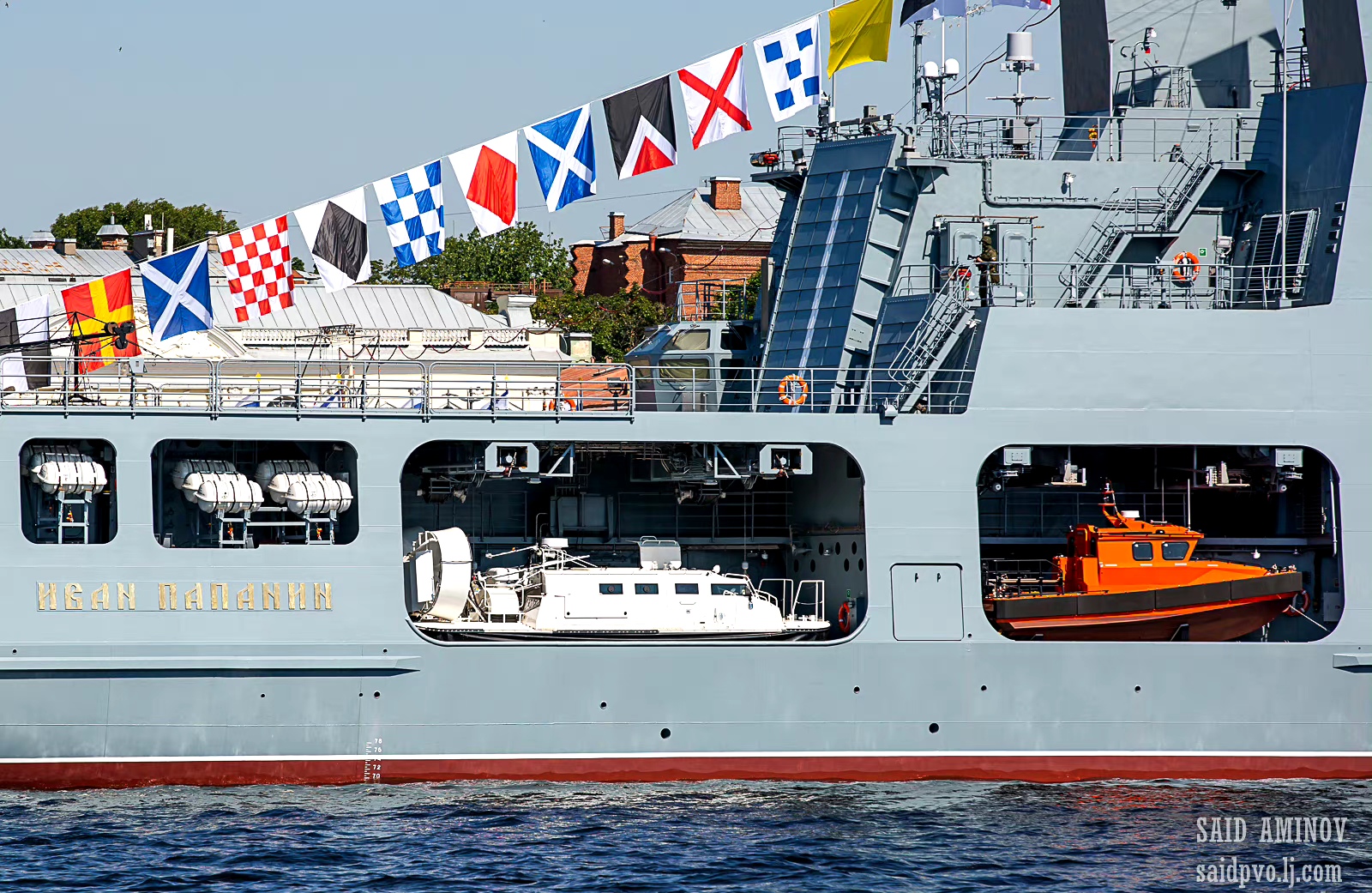 参加俄罗斯海军节阅兵式的23550型多功能破冰巡逻舰"伊万·帕帕宁"号