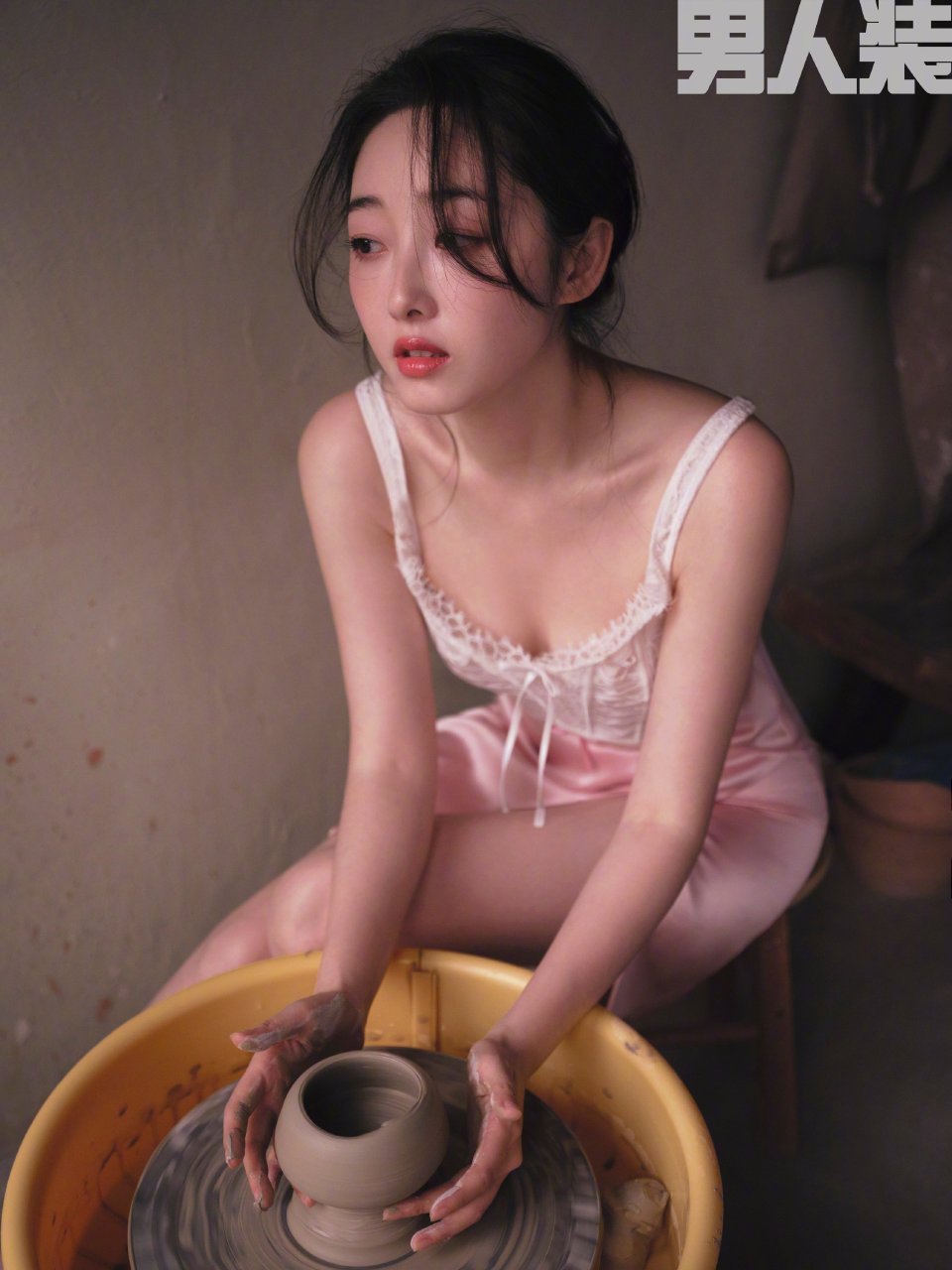 性感优雅并存!蒋梦婕男人装写真,玉足轻绕,美腿诱人,气质非凡