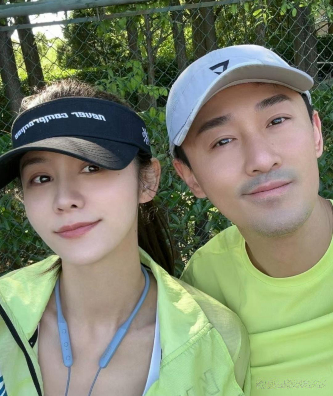林峯假期陪老婆打网球,张馨月晒合影秀恩爱,两口子穿情侣款运动服出镜