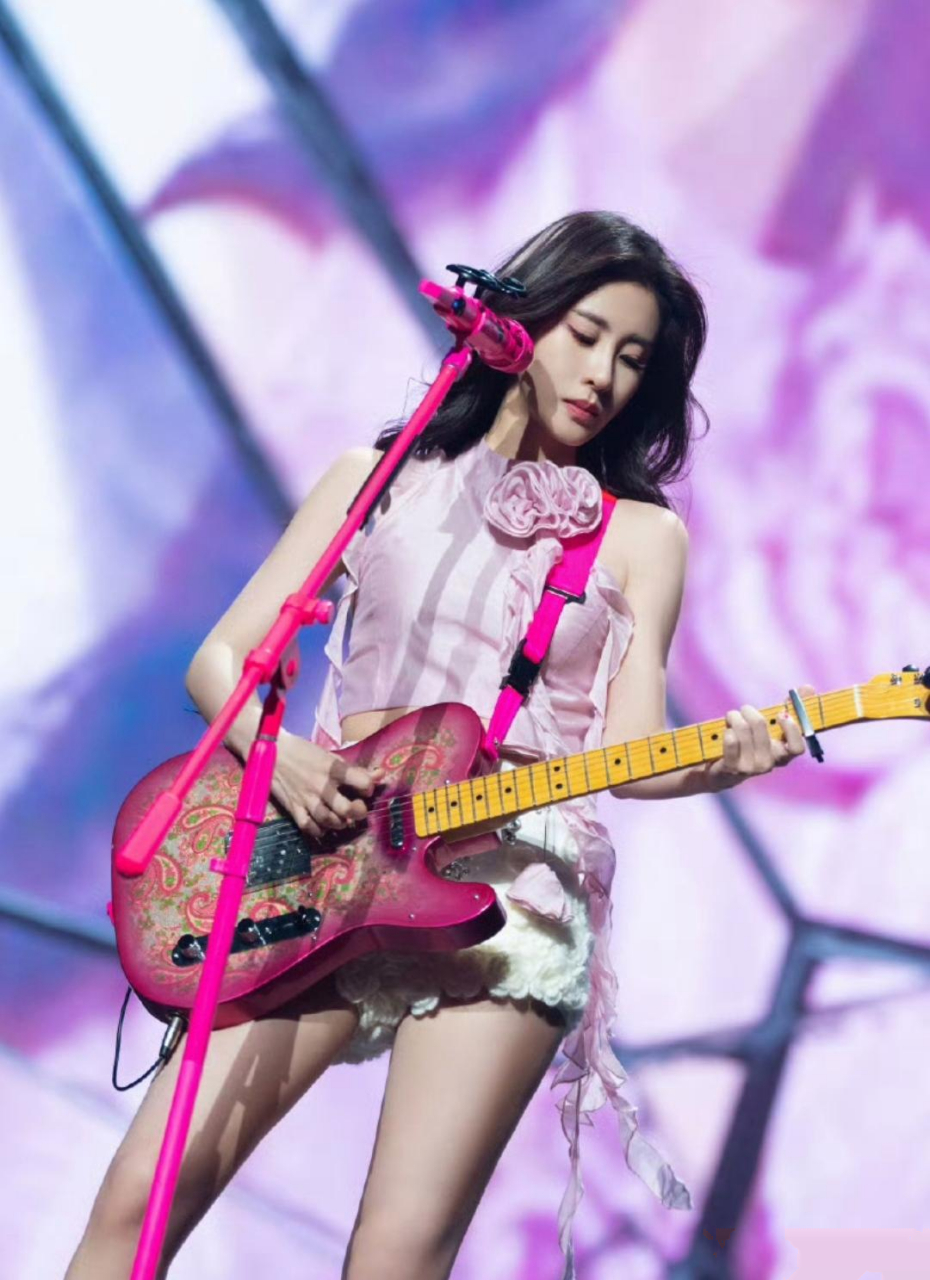 张碧晨演唱会现场魅力全开,提前瘦身变得苗条十足,有种人间芭比娃娃的