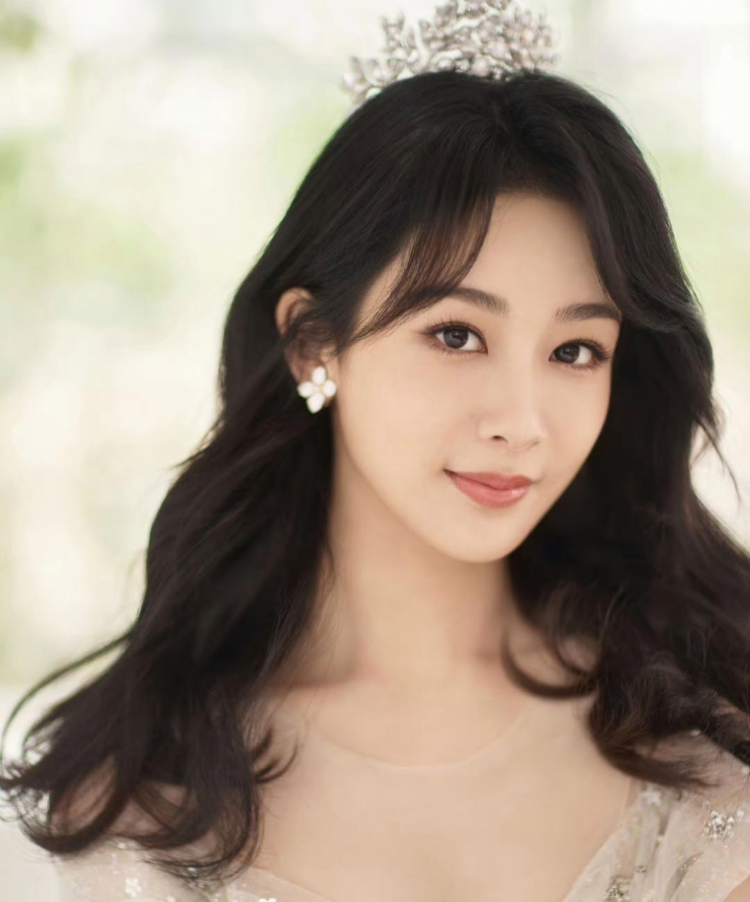 杨紫新剧火了,品牌方趁热度拍摄七夕大片,小猴紫换上白色礼服,气质一