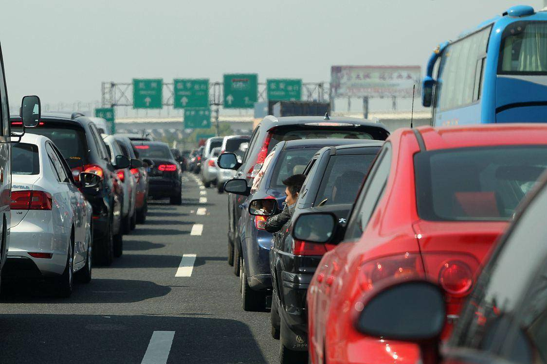 山东高速堵车3小时,39度高温让燃油车成笑话,3.1亿车主幻想破灭