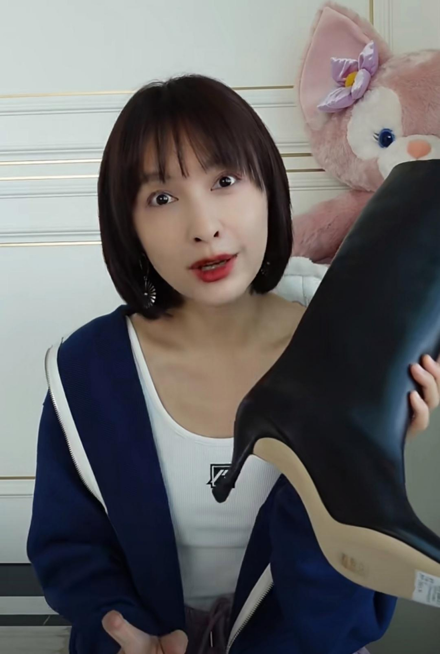 吴昕大夏天买皮质的长筒靴,还是细高跟的款式,不分季节的混搭非常个性
