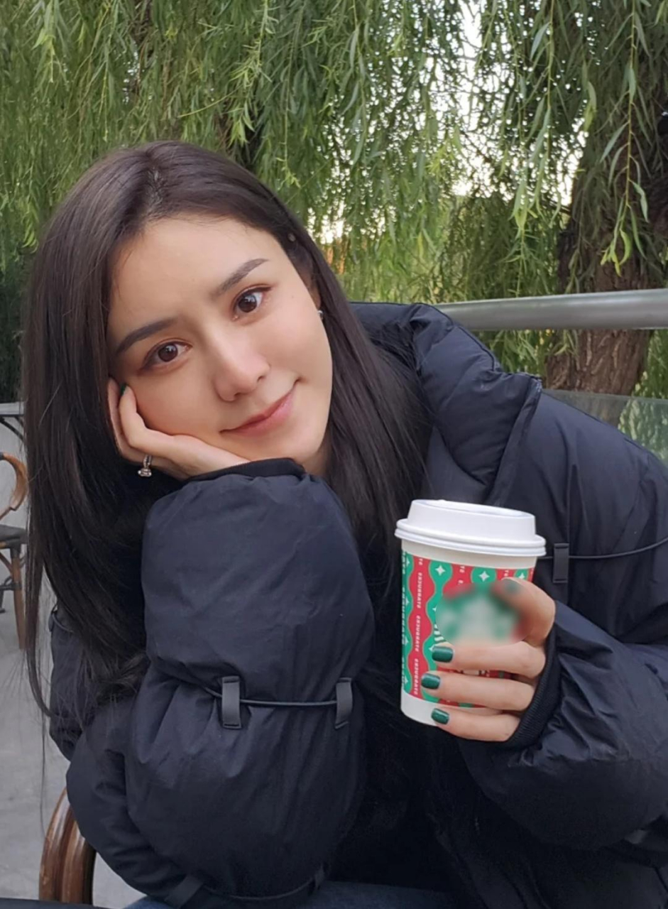 林峯老婆张馨月生活真悠闲,等孩子放学的空档还能去逛街打理头发,坐在