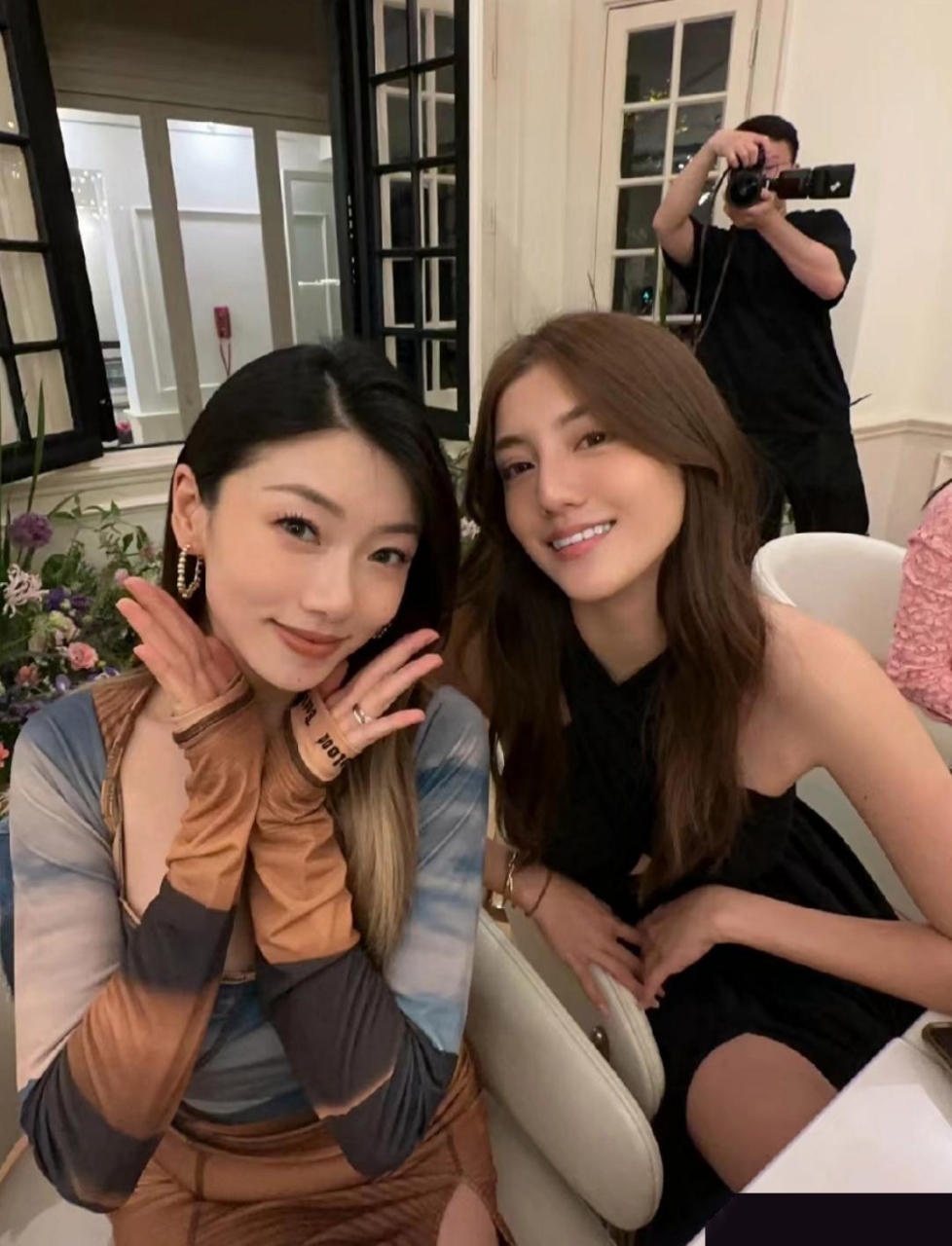 吴千语去上海参加活动,与郑恺前女友相聚,两人本来就是多年好姐妹了