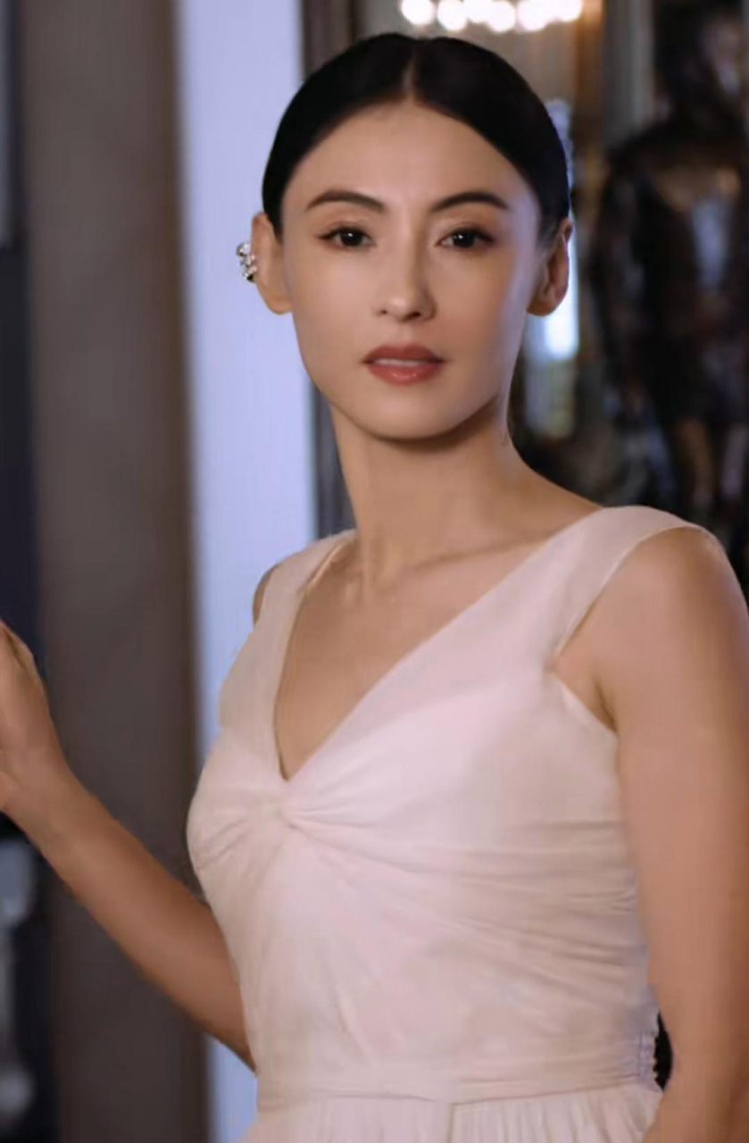 张柏芝抗住了怼脸镜头,品牌宣传片把她拍得时髦又高级,中分低马尾完美