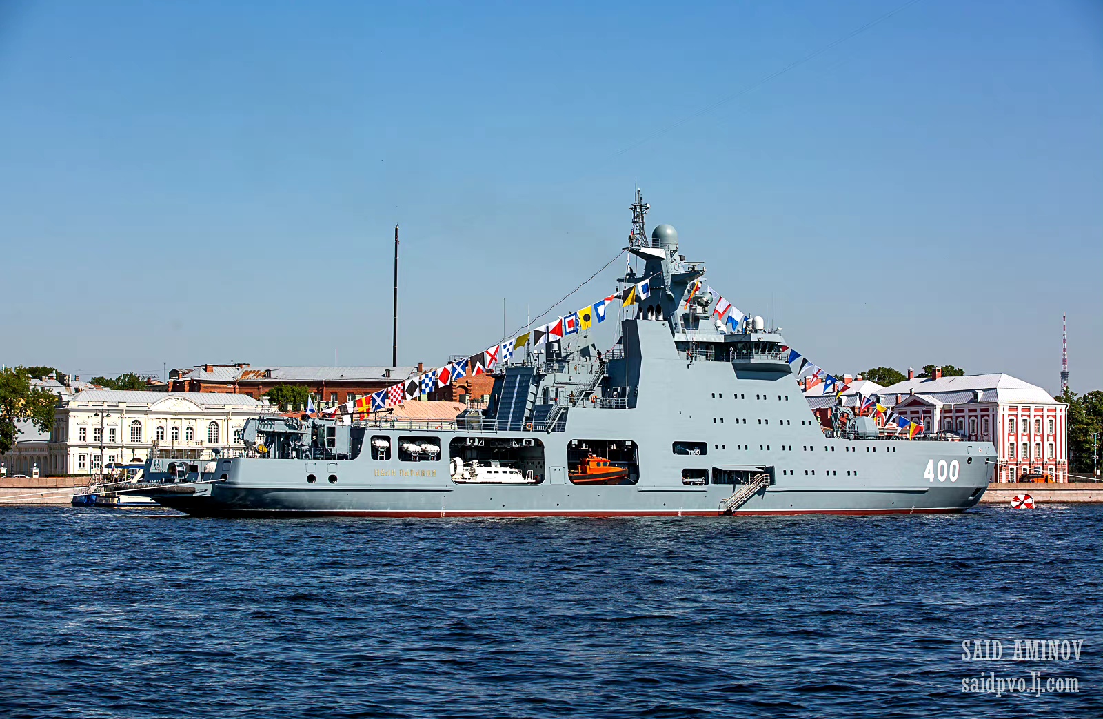 参加俄罗斯海军节阅兵式的23550型多功能破冰巡逻舰"伊万·帕帕宁"号