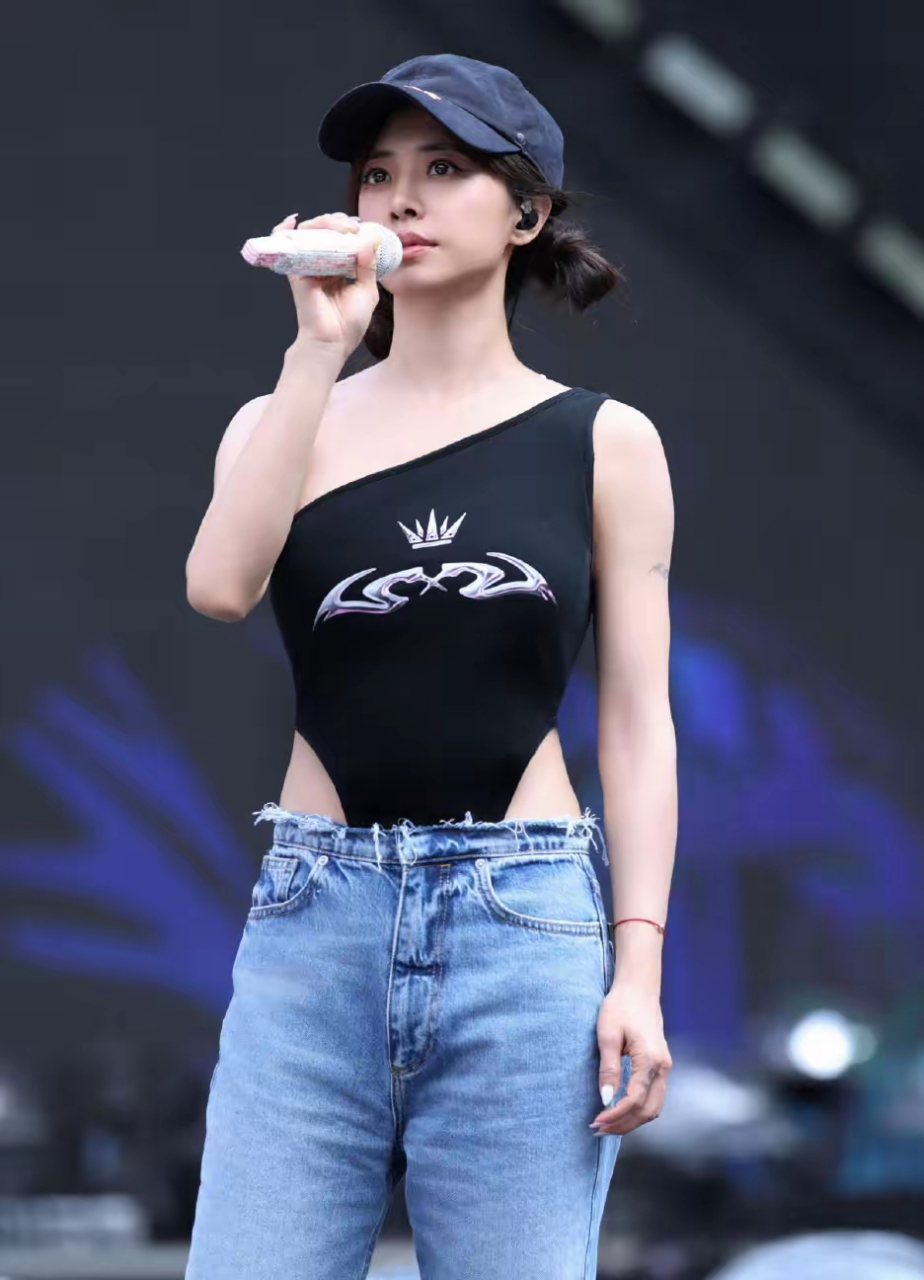 蔡依林晒出一组美图,一条蓝色牛仔阔腿裤配浅色运动鞋,好酷呀!