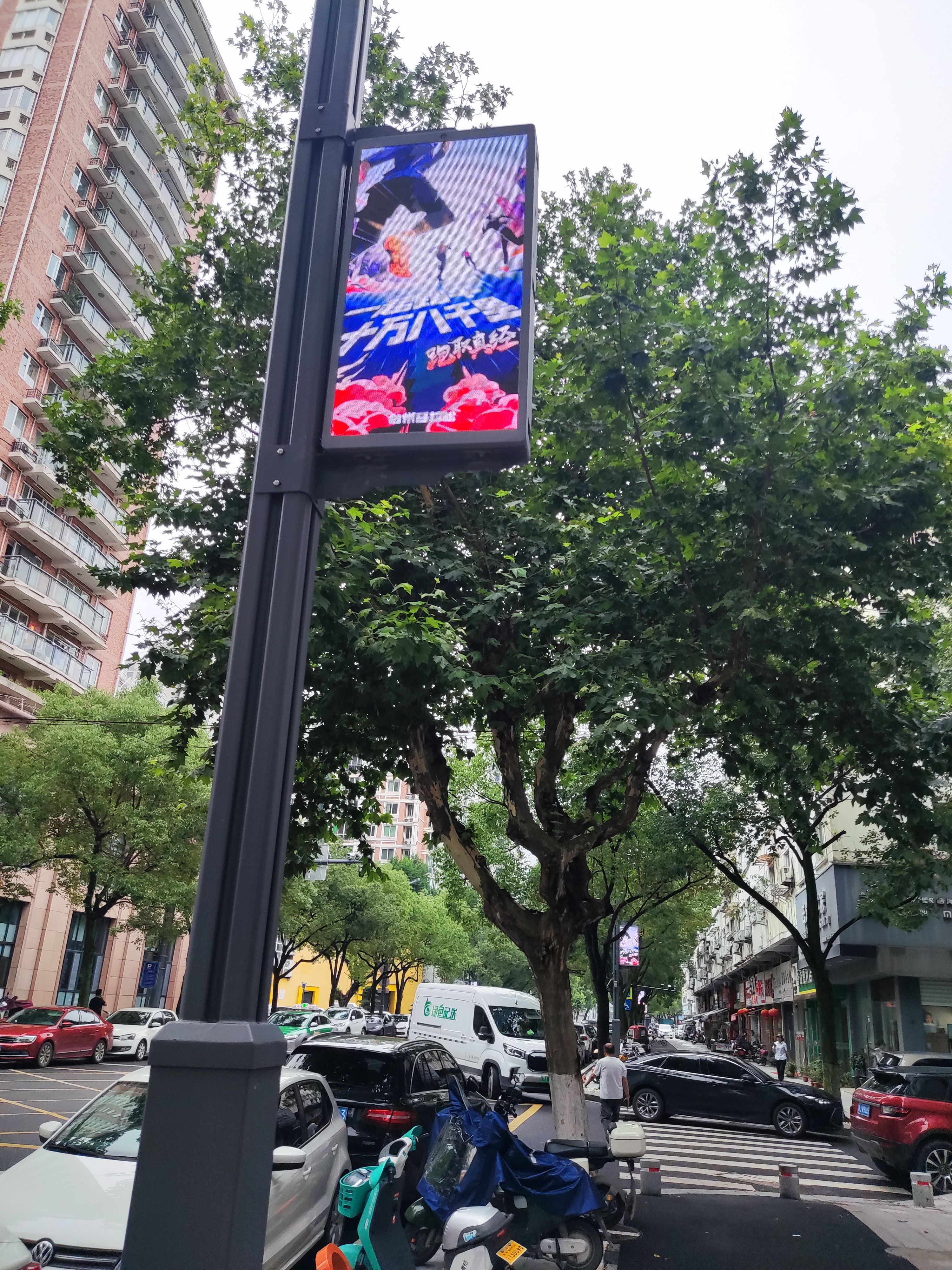 天长路一带马路灯杆上原来都是用布制条幅广告牌的,现在都换成了电子