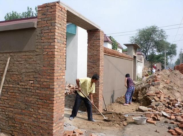 父母去世,同学父亲帮他盖房子,结婚当天,同学一家人消失了!