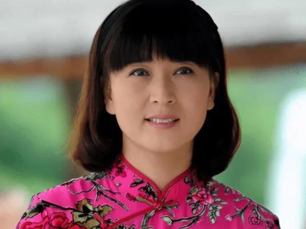 闫学晶:不顾反对嫁2婚男,生活惨淡,她反手嫁给百亿富豪,结局好爽