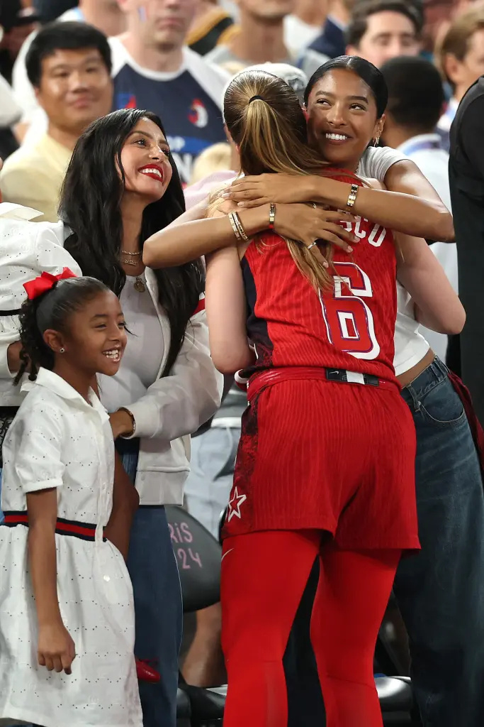 科比遗孀带仨女儿现身巴黎,助威美国女篮,40岁瓦妮莎颜值回巅峰