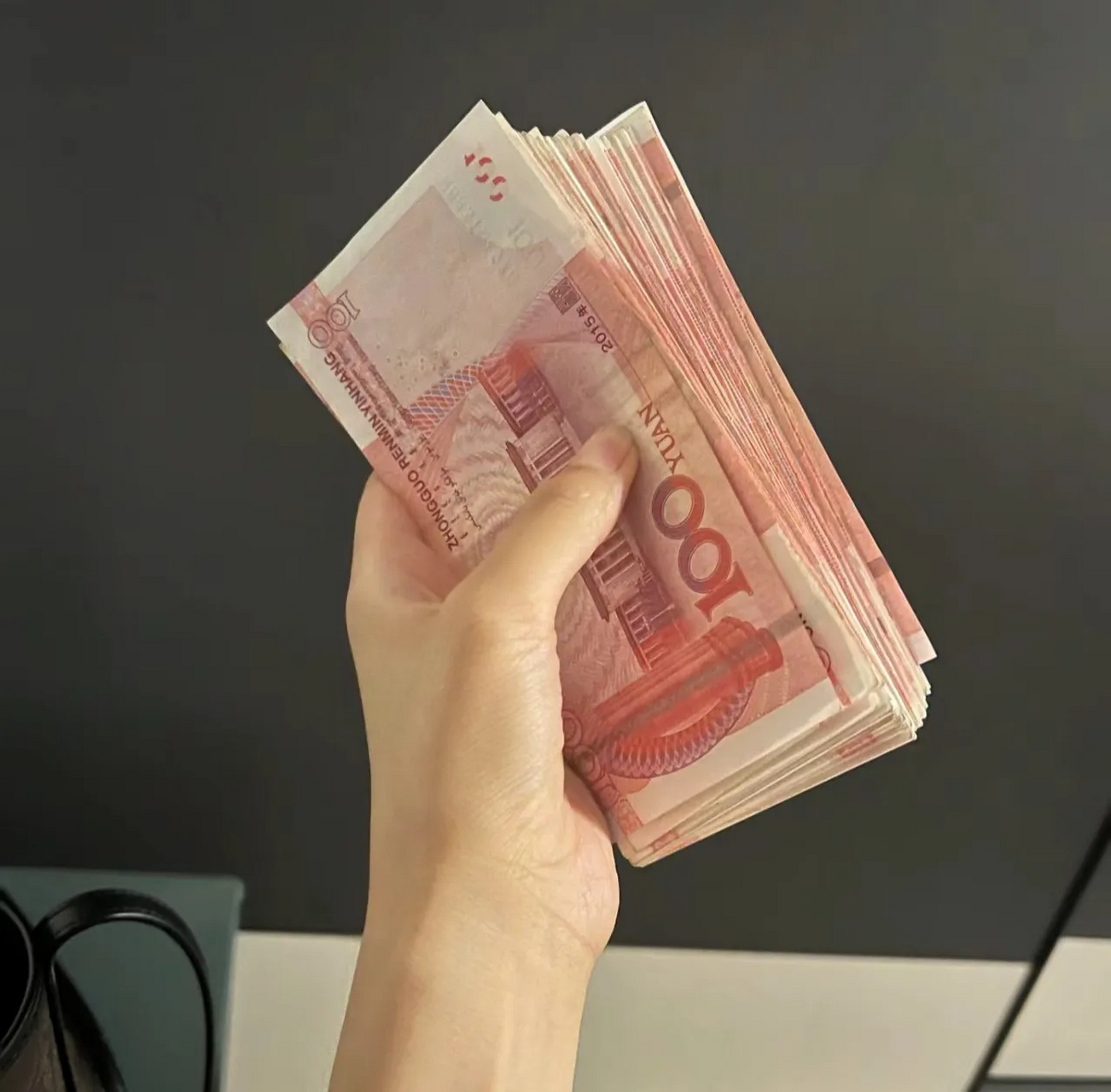 明天男友带我去见他姐,第一次见面,我取了10000元现金,他姐家四个孩子