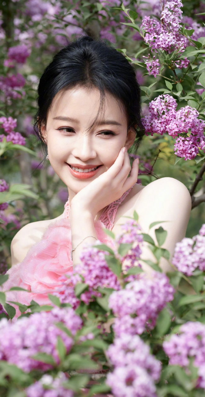 孙怡,粉色花朵无袖连衣裙,香肩美背,大美人!