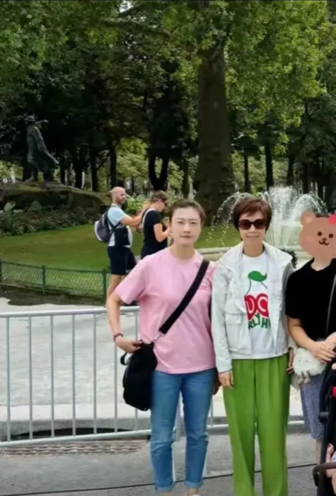 有网友在法国偶遇正在巴黎奥运会观赛的张怡宁和丁宁并迅速合影