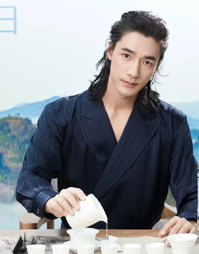 同样是留长发,此沙帅气如猛男,朱一龙有大叔感,肖战依然是少年