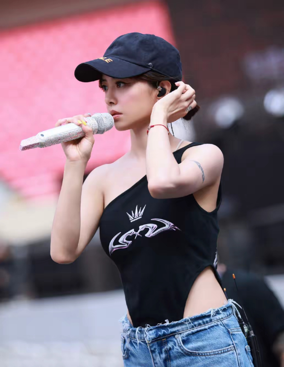 蔡依林晒出一组美图,一条蓝色牛仔阔腿裤配浅色运动鞋,好酷呀!