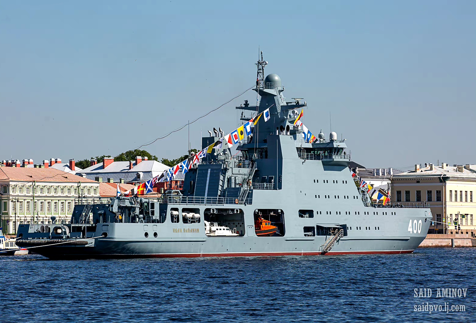 参加俄罗斯海军节阅兵式的23550型多功能破冰巡逻舰"伊万·帕帕宁"号