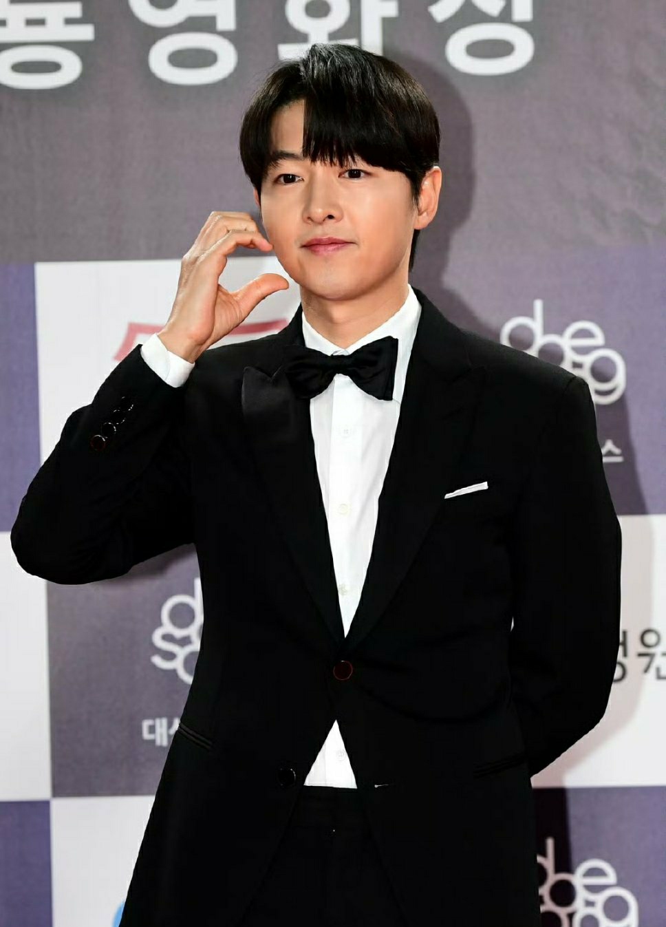 去年,宋仲基也是蛮胖的(图一),今年带娃,明显瘦了好多(图二近照).