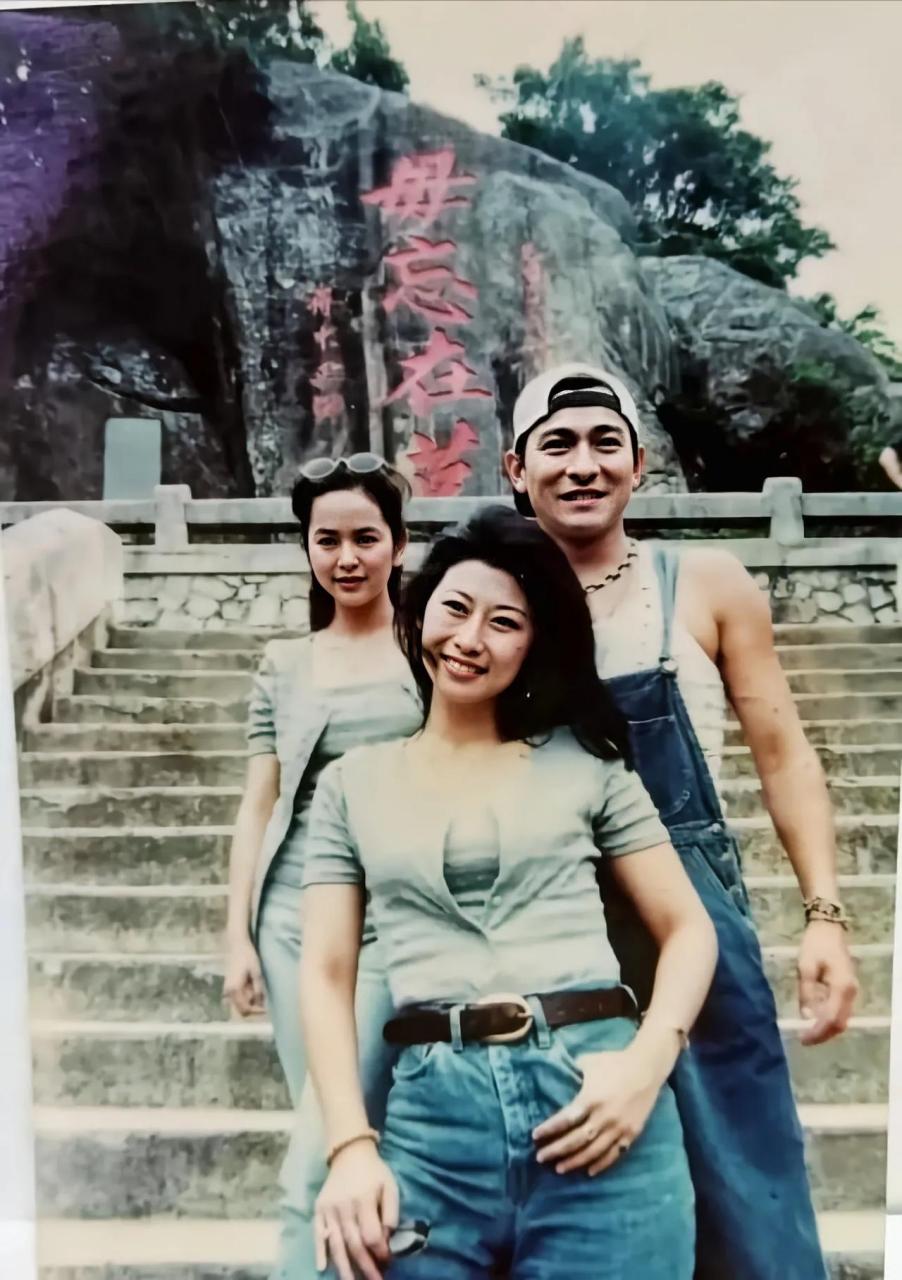 上世纪90年代,天王刘德华一行3人,在宝岛某地慰问军队演出时纪念照!