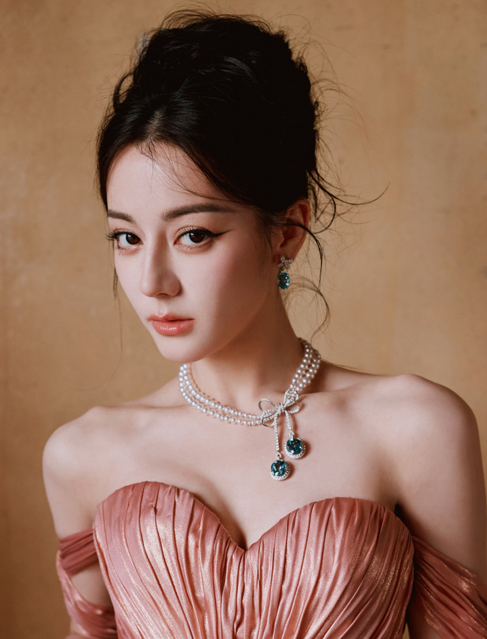 迪丽热巴粉色抹胸裙写真