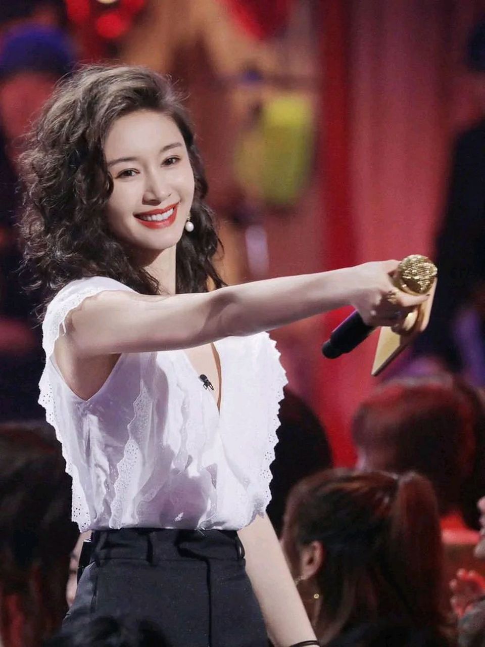 王子文卷发偏分发型好显气质