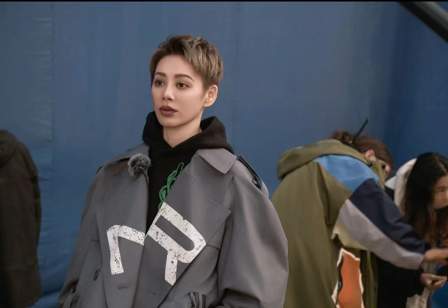 宁静的短发造型已持续有些年头了,还是很适合她的,显年轻又干炼,还让