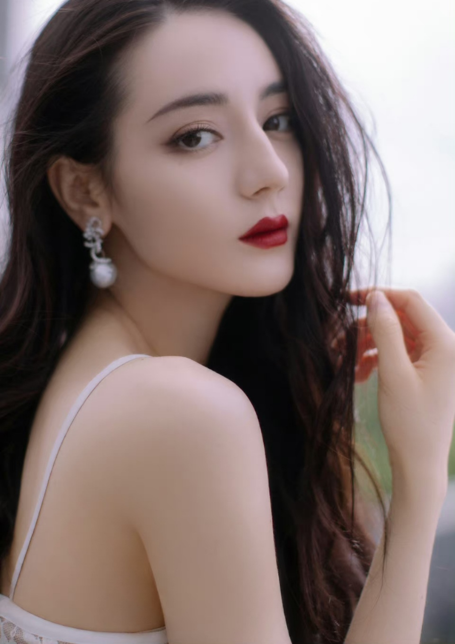 迪丽热巴,白色吊带抹胸裙,蕾丝羽毛设计感,红唇更性感!