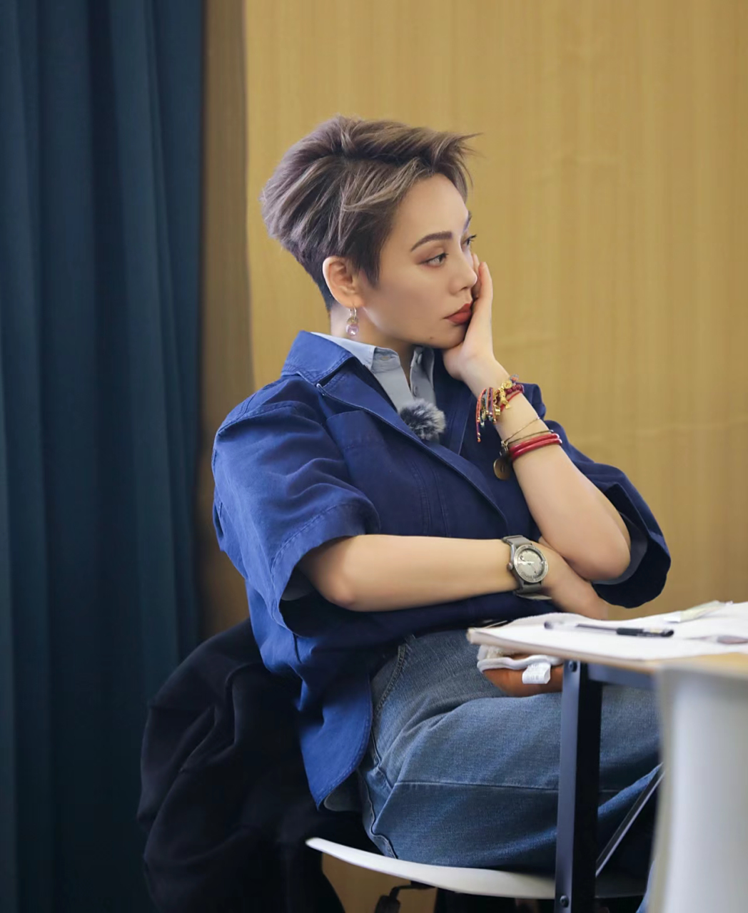 宁静的短发造型已持续有些年头了,还是很适合她的,显年轻又干炼,还让