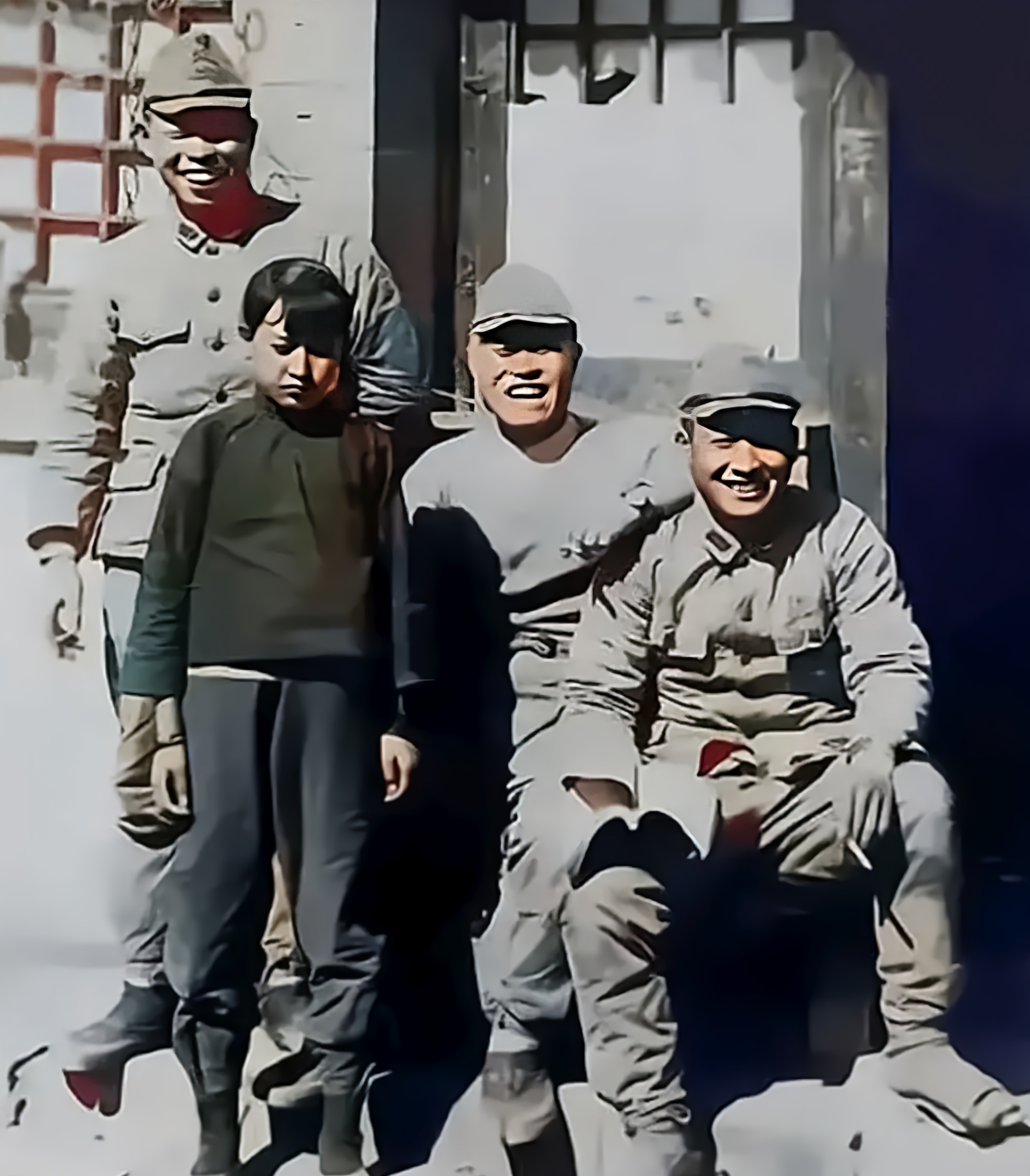 1942年侵华日寇和一名少女的合照