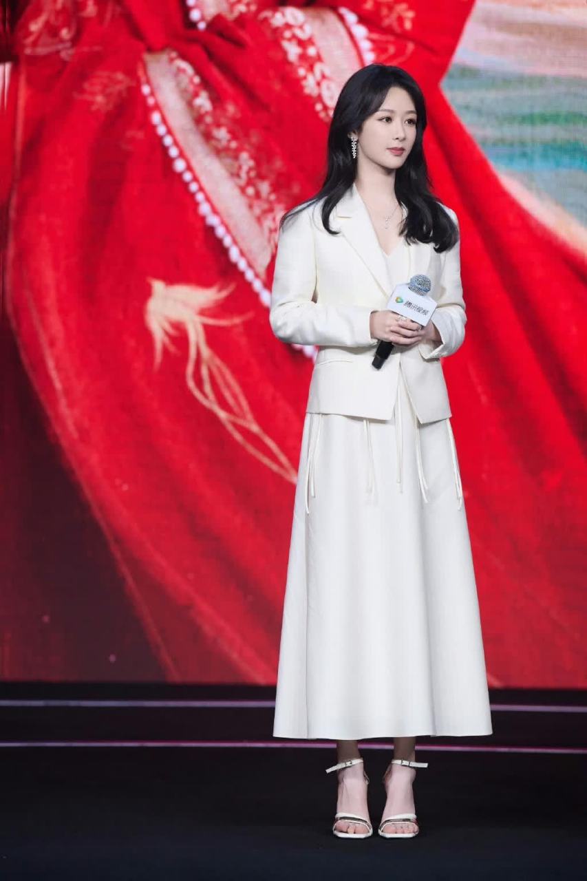 杨紫:白色一字带包后跟高跟凉鞋