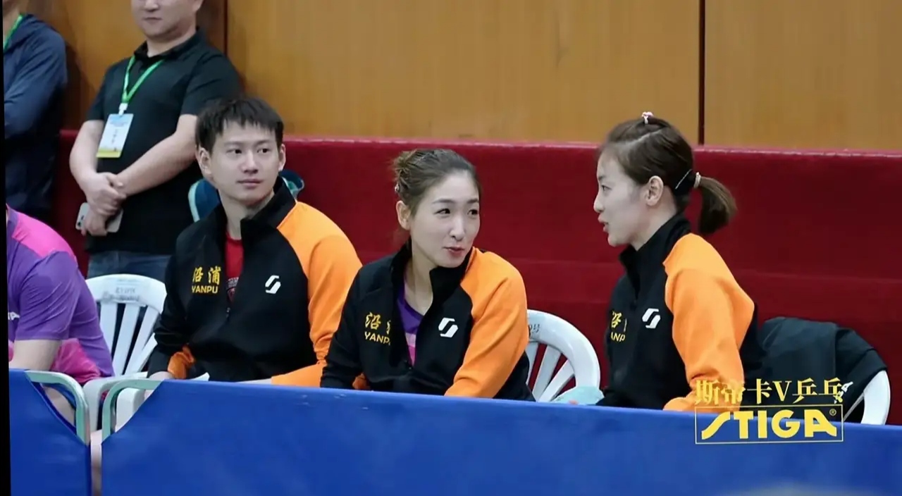 周雨,左手持拍选手,张继科的小弟,阳光大男孩一枚,c位是"小枣"刘诗雯