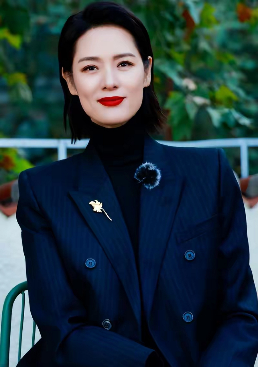 名模马艳丽与央视导演朗昆离婚后,争取到女儿的抚养权,专注于事业发展